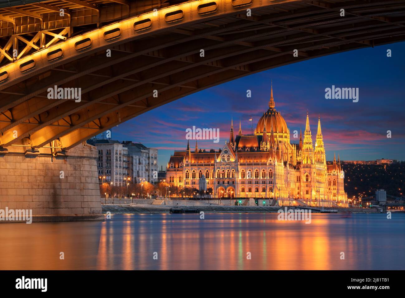 Budapest, Hongrie. Image du paysage urbain de Budapest, capitale de la Hongrie, avec le pont Margaret et le Parlement hongrois au coucher du soleil. Banque D'Images