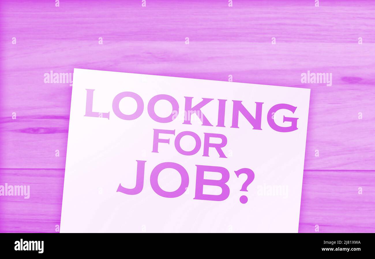 Recherche d'un emploi .mots demandant à quelqu'un de travailler ensemble pour un certain travail ou projet. Page sur toile de fond en bois et panneaux de dollar en papier autour. Conce de carrière Banque D'Images