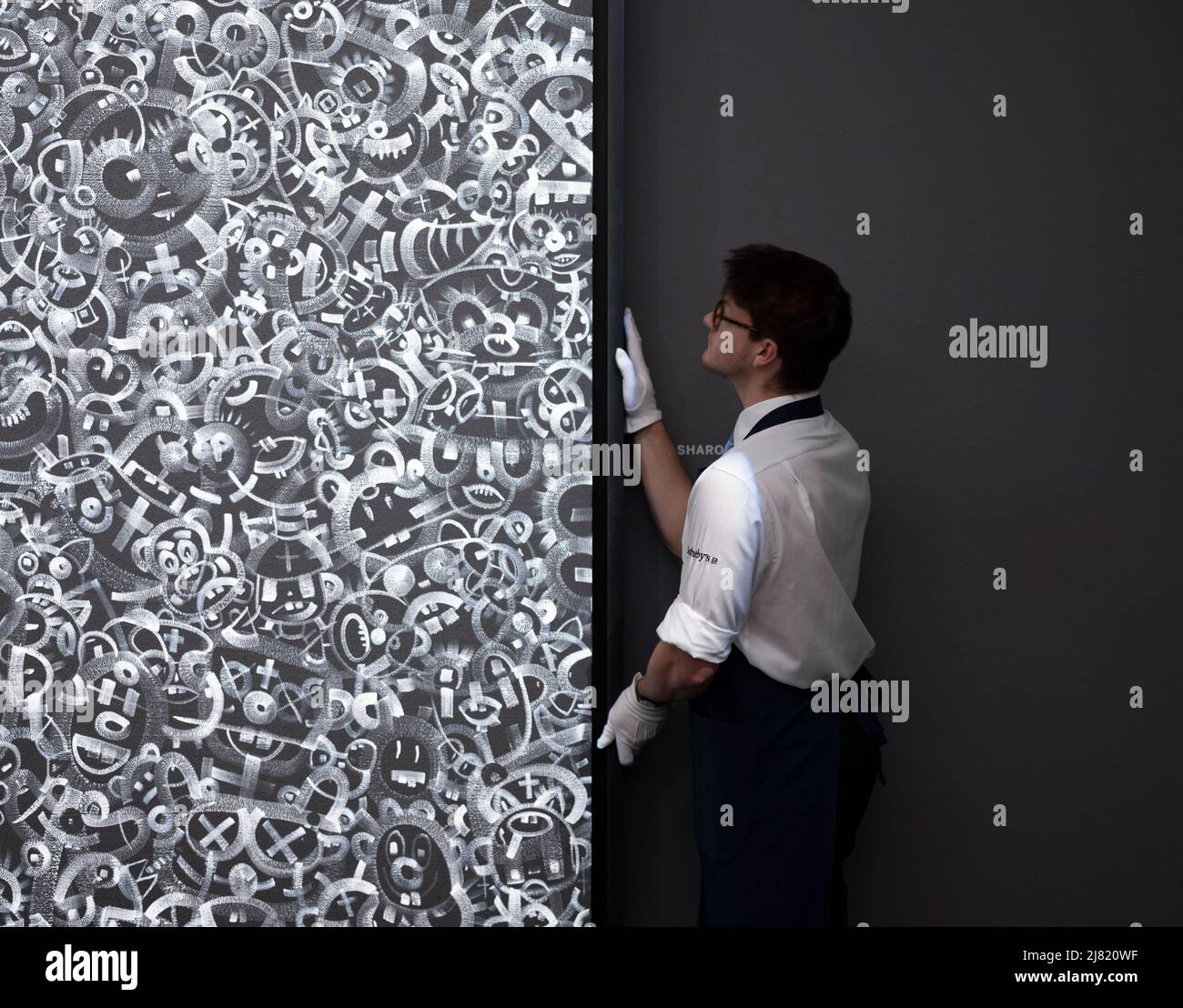 Sotheby’s, Londres, Royaume-Uni. 12 mai 2022. Robbie Williams et Ed Godrich, partenaire créatif, inaugurent vendredi leur première exposition, « peintures noir et blanc », aux galeries de la rue New Bond de Sotheby. Les «tableaux noir et blanc» seront dotés de 14 œuvres jamais vues, marquant la première fois que leurs tableaux sont exposés publiquement et ouverts au public du 13 au 25 mai 2022. Crédit : Malcolm Park/Alay Live News Banque D'Images