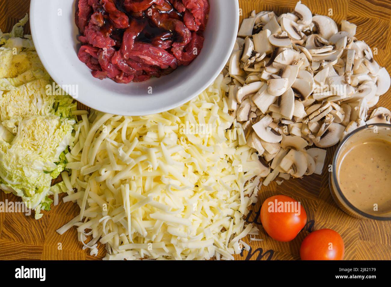 Ingrédients pour la cuisson de tacos sautés ou quesadilla à base de viande, champignons, salade, fromage et tomates Banque D'Images