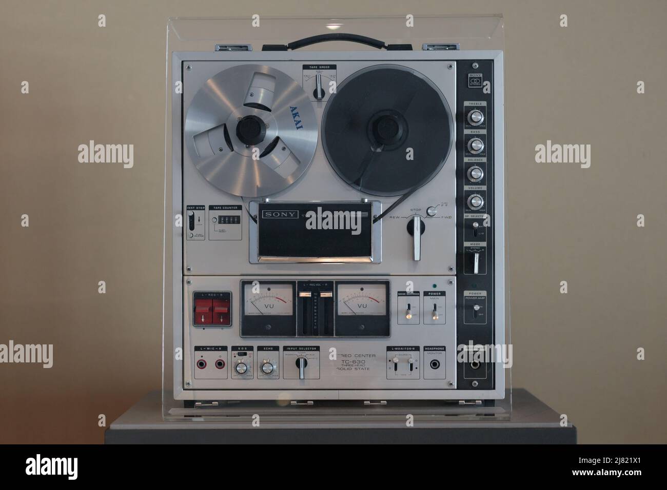 Oslo, Norvège. 01 mai 2022 : ENREGISTREUR de platine à bande STÉRÉO ANALOGIQUE TC-630 DE SONY, reel-to-reel The Oslo Museum of Technology. Banque D'Images