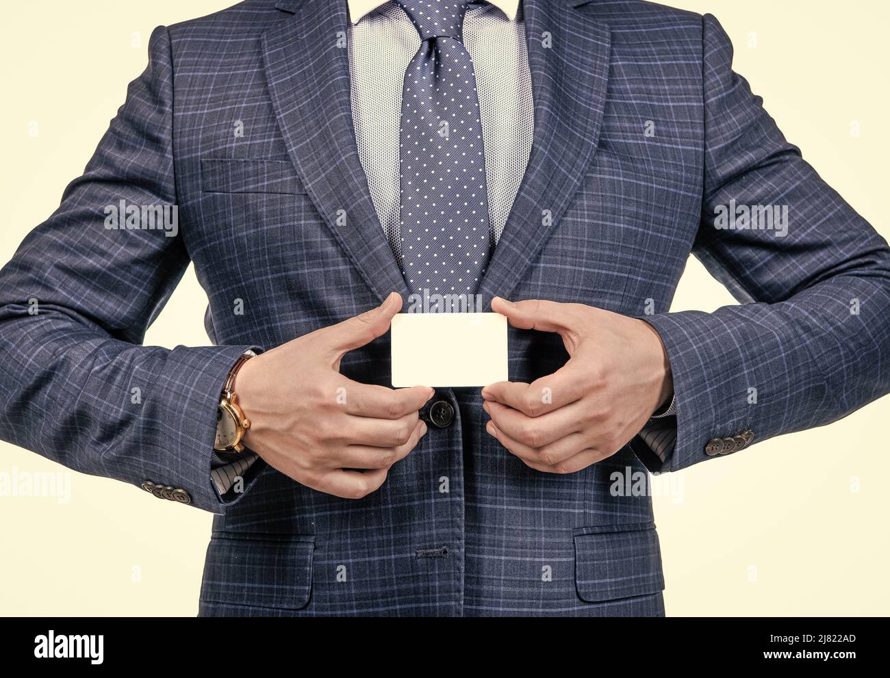 Étiquette de carte de visite intelligente. Vider la carte dans les mains des hommes. Étiquette professionnelle. Introduction formelle Banque D'Images