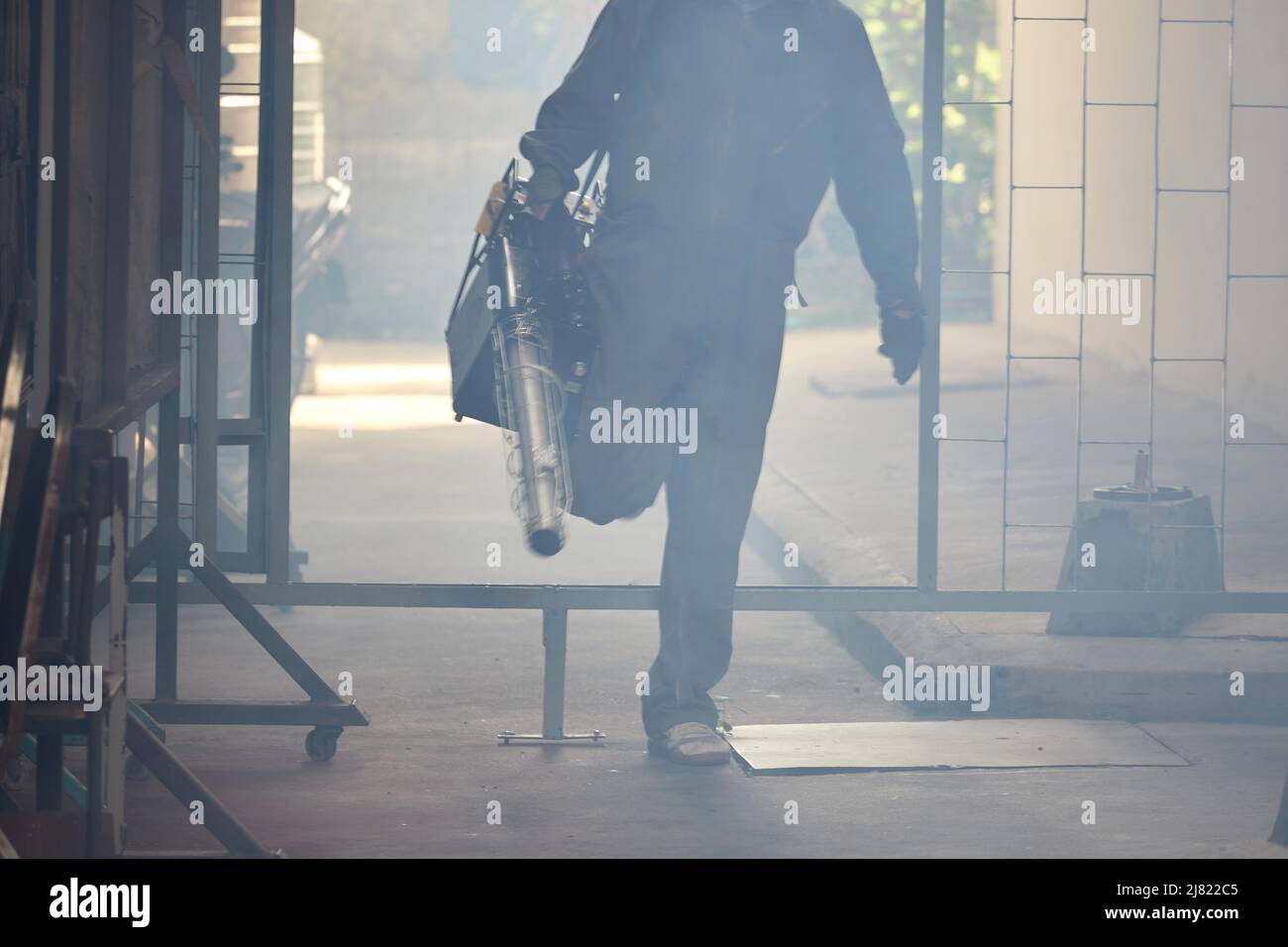 Un homme utilisant la machine de fumigation des moustiques pour tuer les moustiques Banque D'Images