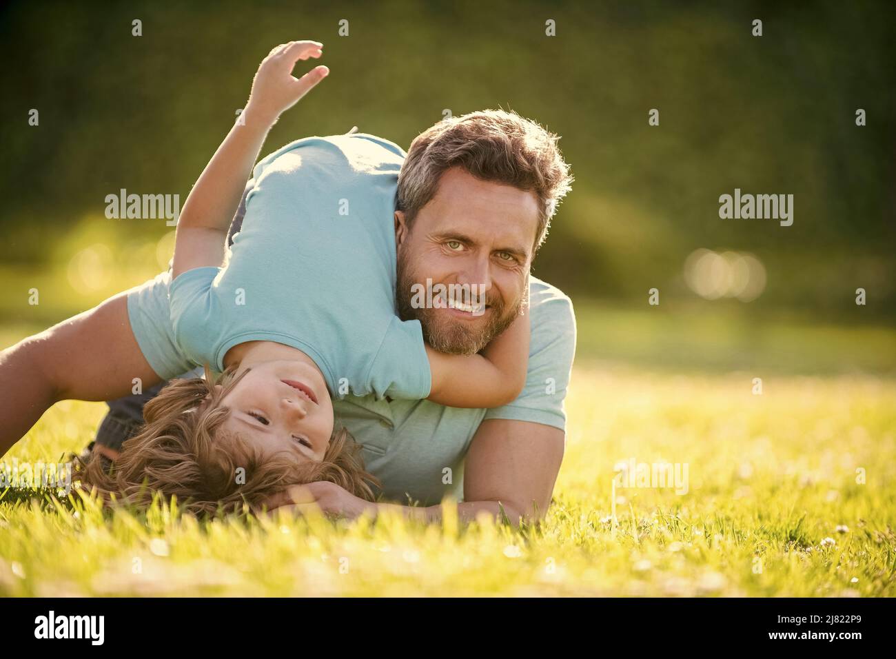 père et fils heureux s'amuser dans le parc. valeur familiale. enfance et parentalité. Banque D'Images