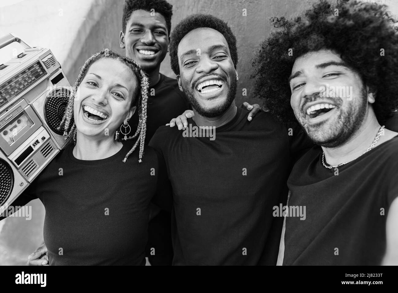 Groupe de jeunes africains faisant selfie écouter de la musique de