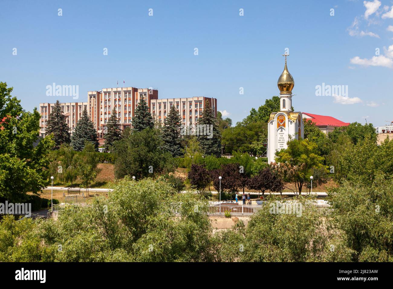 Bâtiment du gouvernement (à gauche), cimetière des héros et chapelle Saint-Georges à Tiraspol, Transnistrie Banque D'Images