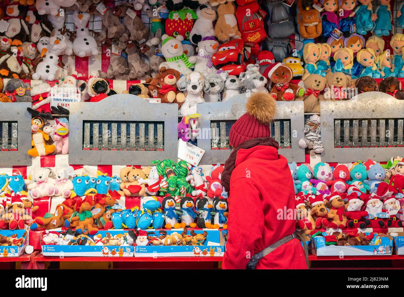 Londres, Royaume-Uni - 25 novembre 2021 - opérateur de jeux Carnival travaillant au festival de Noël Hyde Park Winter Wonderland Banque D'Images