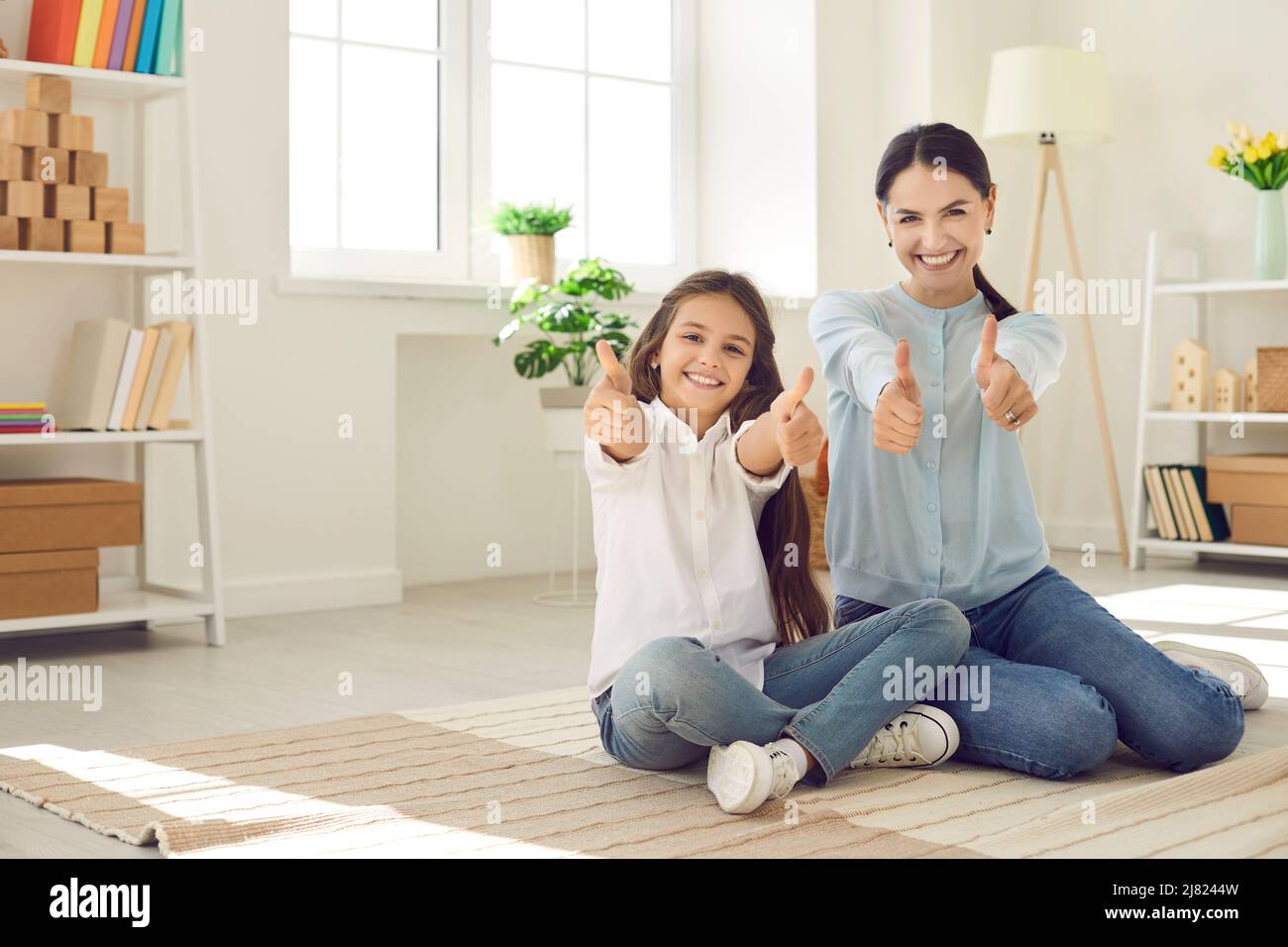 Portrait de maman et de fille heureux montrer le pouce vers le haut Banque D'Images