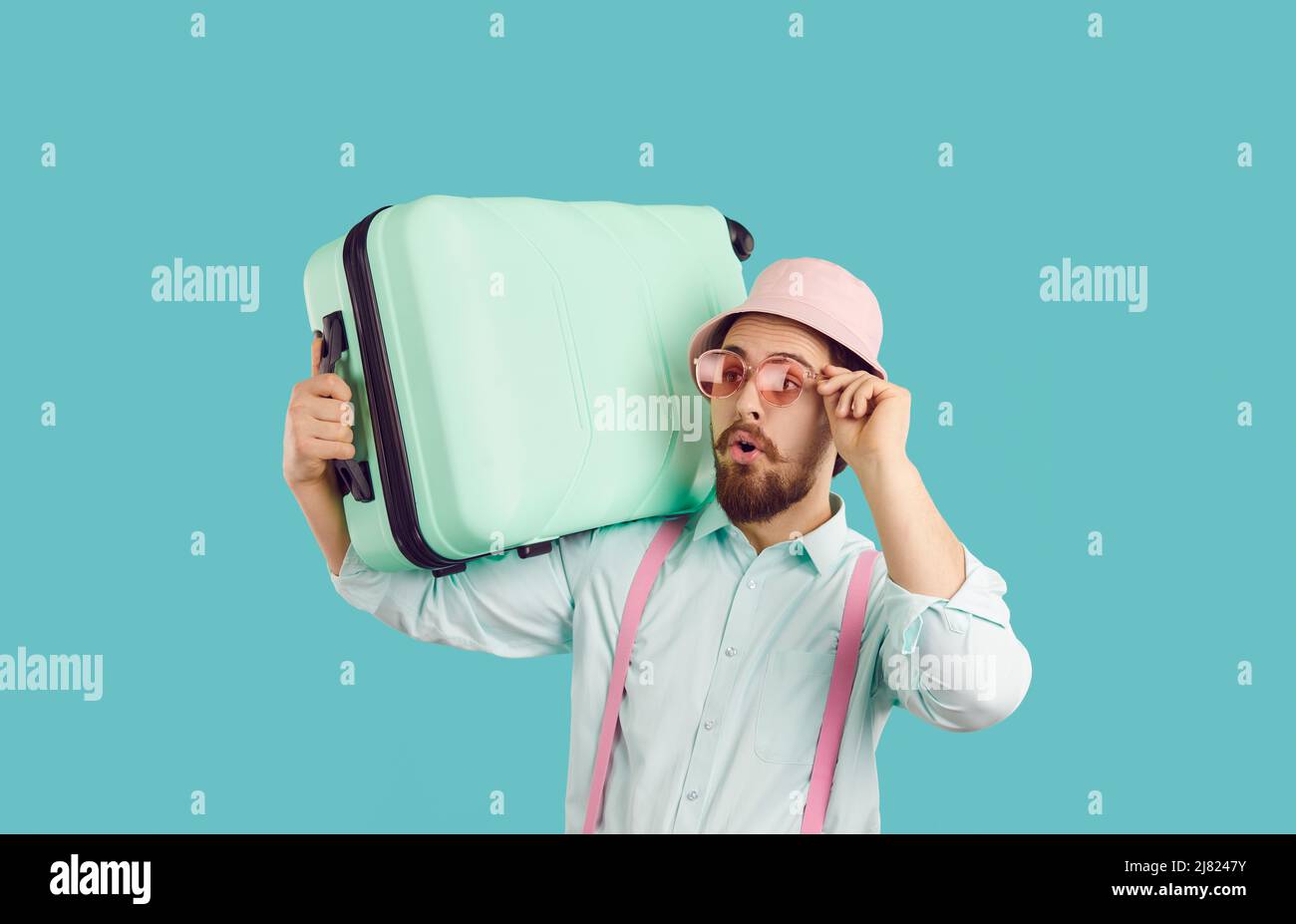 Homme stupéfait avec une valise prête pour les voyages d'été Banque D'Images