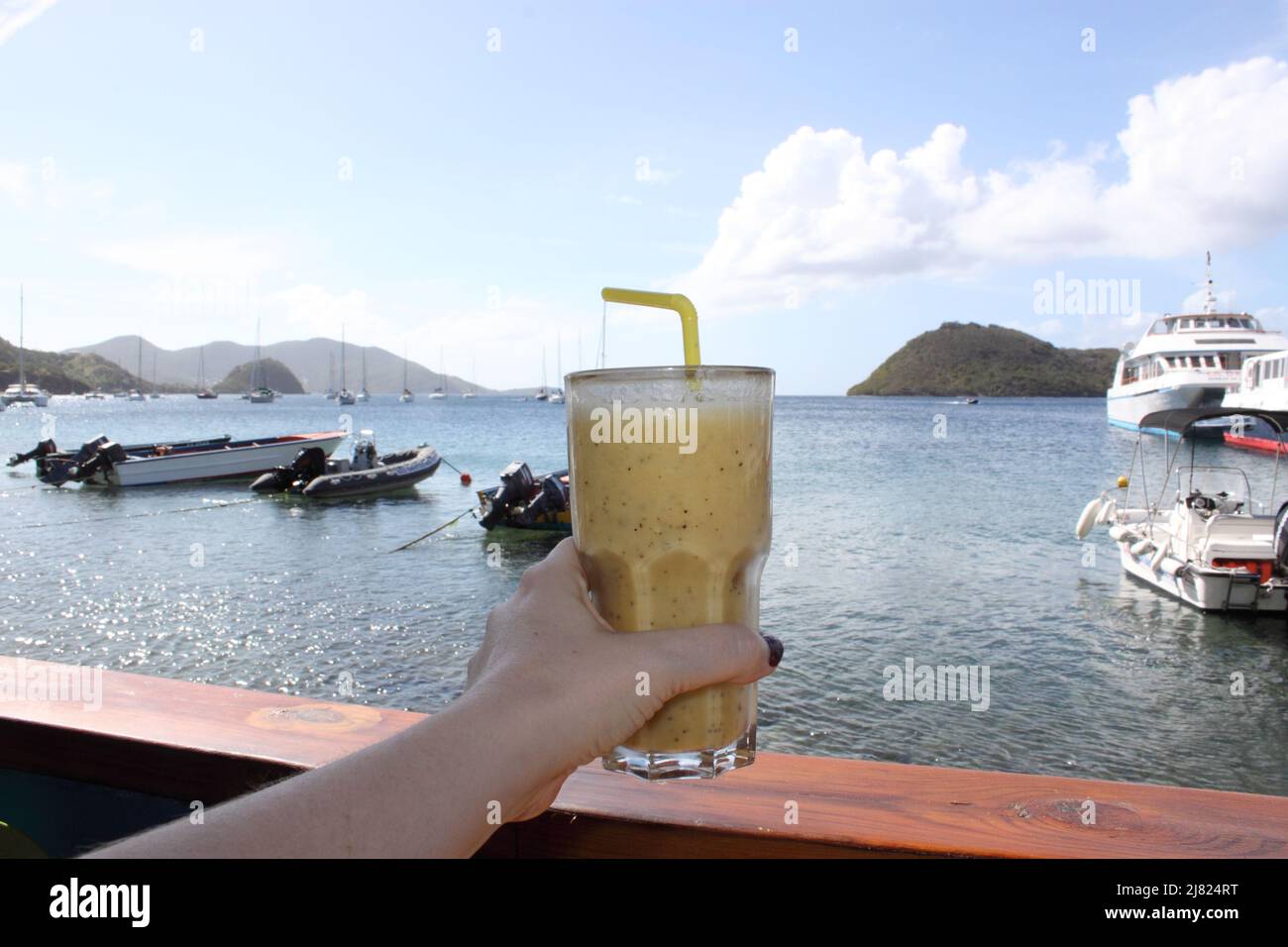 Verre de jus de fruits pressés au port, île les Saintes, Guadeloupe Banque D'Images