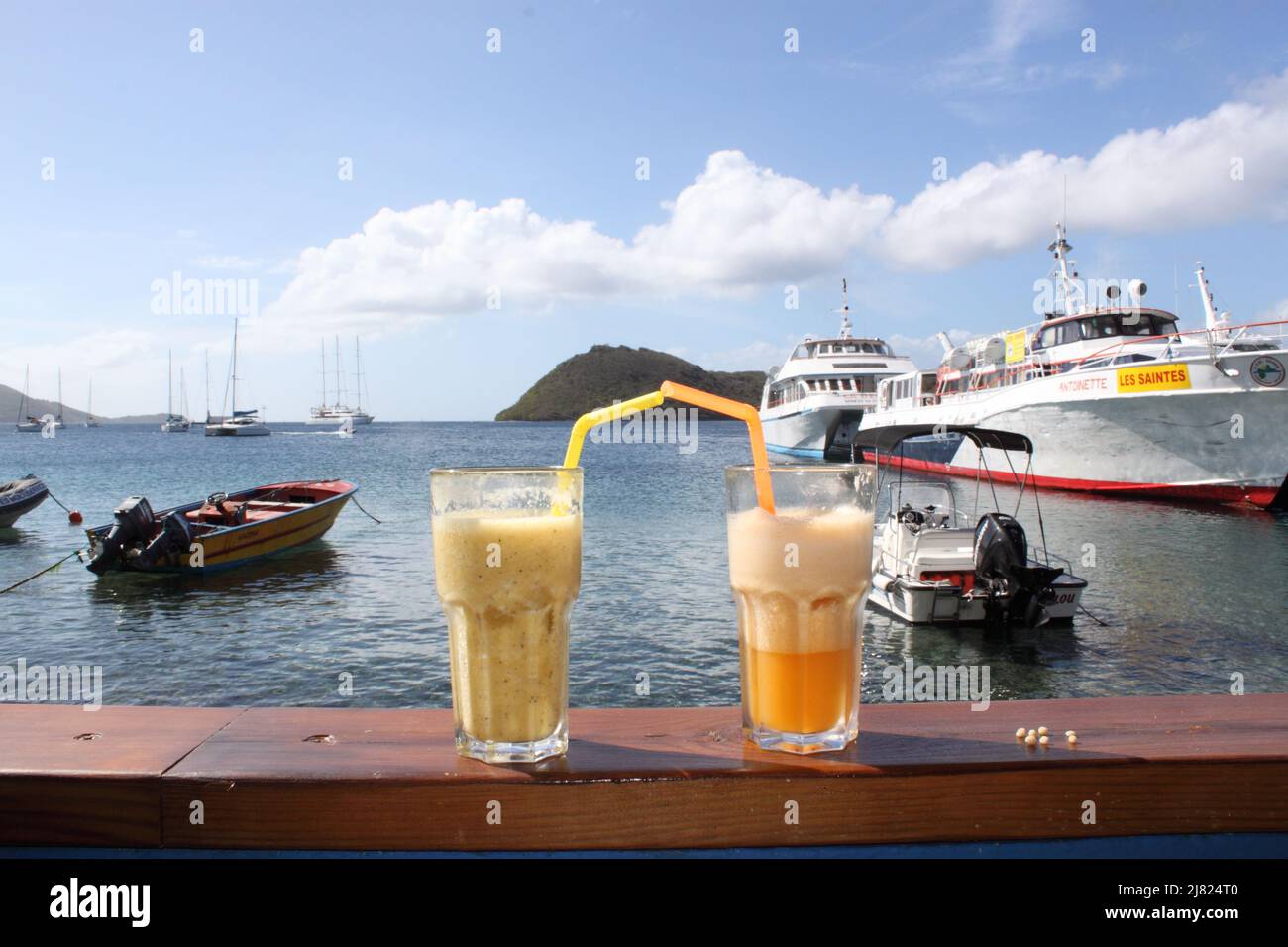 Près d'un verre de jus de fruits pressé au port de l'île les Saintes, Guadeloupe Banque D'Images