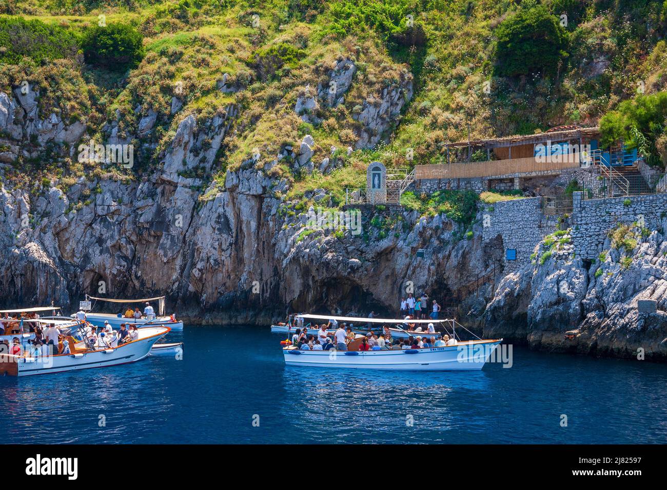 Touristes attendant d'entrer dans la Grotte Bleue (Grotta Azzurra) en bateau à rames sur l'île de Capri, Italie Banque D'Images