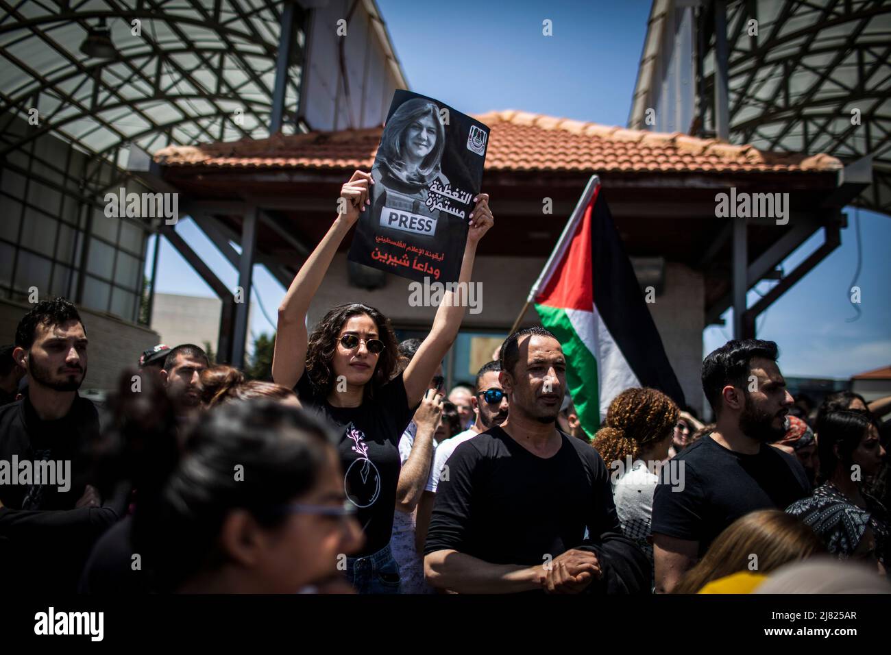 Ramlaah, Territoires palestiniens. 12th mai 2022. Les Palestiniens assistent aux funérailles d'État du journaliste d'Al Jazeera, Shireen Abu Akleh, à la résidence du Président à Ramallah. Abu Akleh, 51 ans, figure éminente du service de presse arabe de la chaîne Al-Jazeera, a été tué par balle le 11 mai lors d'une confrontation entre les soldats israéliens et les Palestiniens dans la ville de Djénine, en Cisjordanie. Crédit : Ilia Yefimovich/dpa/Alay Live News Banque D'Images