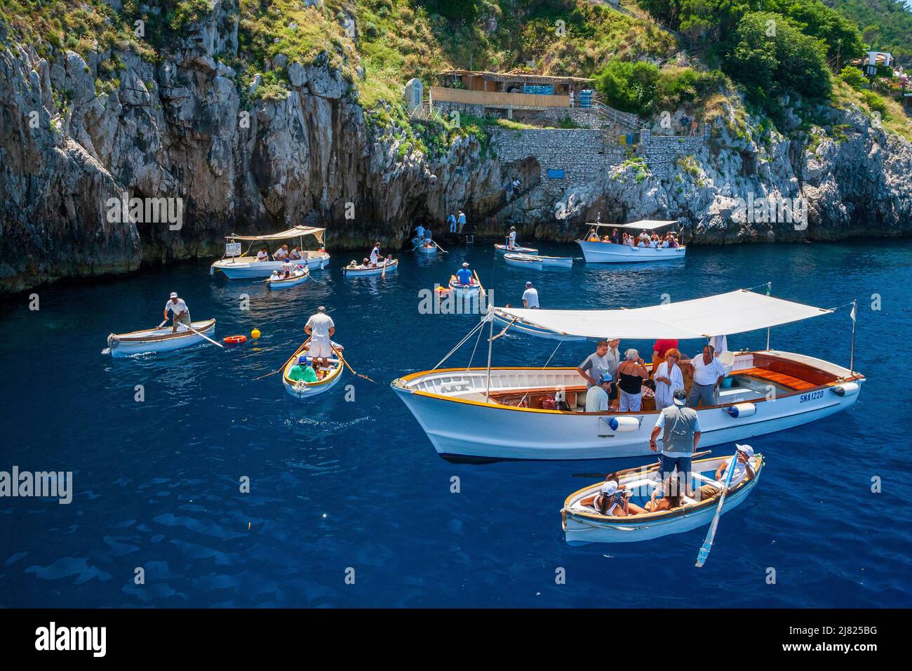 Touristes attendant d'entrer dans la Grotte Bleue (Grotta Azzurra) en bateau à rames sur l'île de Capri, Italie Banque D'Images