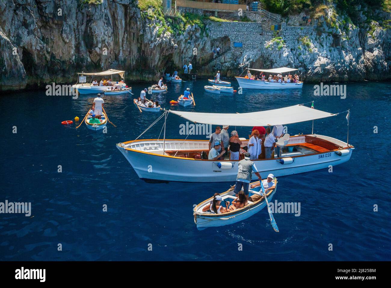 Touristes attendant d'entrer dans la Grotte Bleue (Grotta Azzurra) en bateau à rames sur l'île de Capri, Italie Banque D'Images