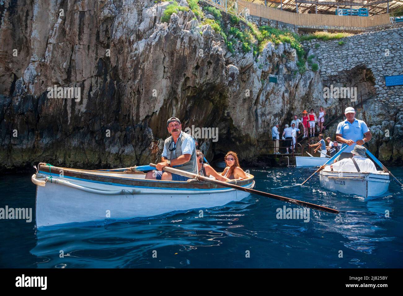 Touristes attendant d'entrer dans la Grotte Bleue (Grotta Azzurra) en bateau à rames sur l'île de Capri, Italie Banque D'Images