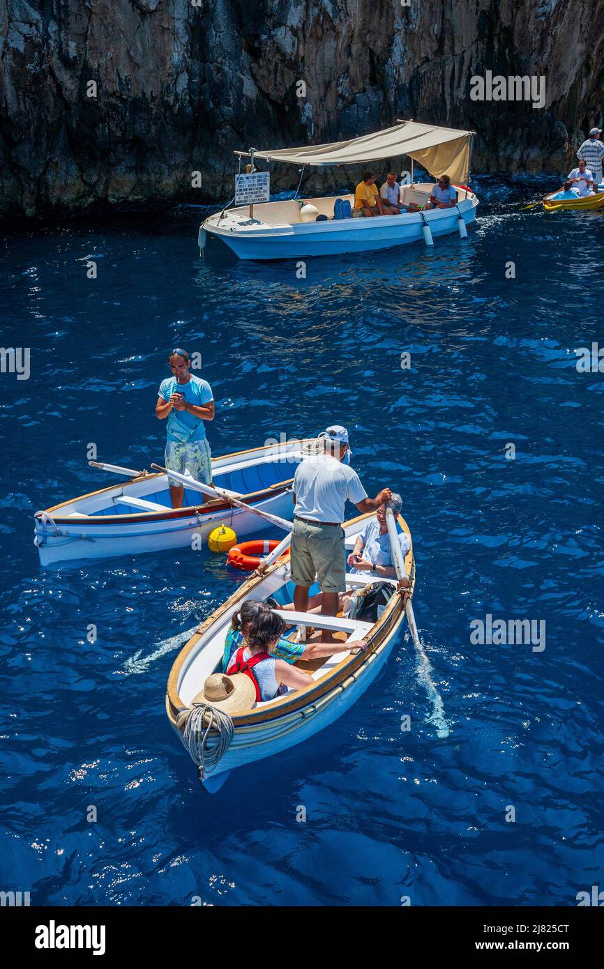 Touristes attendant d'entrer dans la Grotte Bleue (Grotta Azzurra) en bateau à rames sur l'île de Capri, Italie Banque D'Images