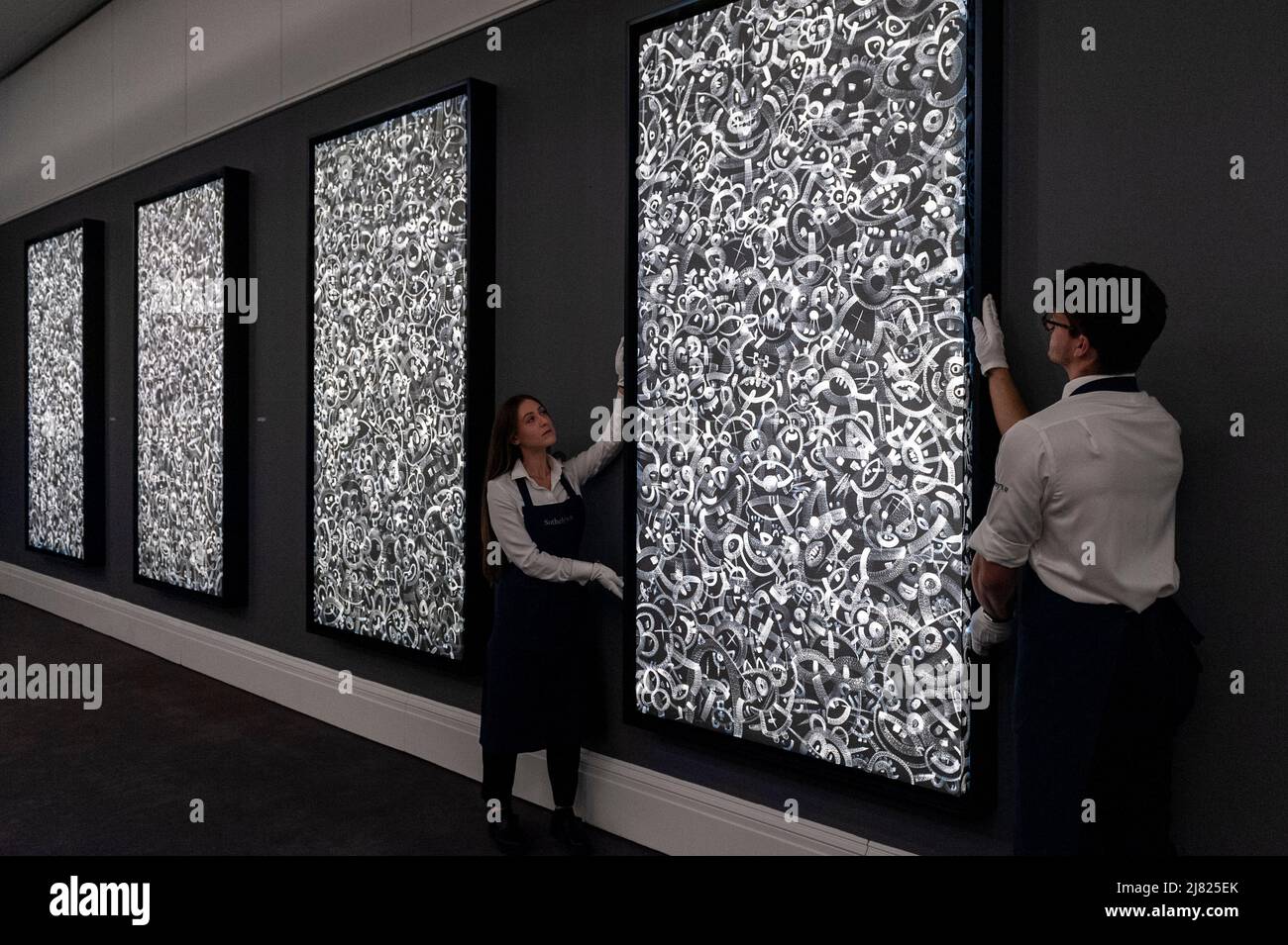Londres, Royaume-Uni. 12 mai 2022. Un aperçu général de “peintures noir et blanc”, une première exposition aux galeries de Sotheby’s New Bond Street par le chanteur Robbie Williams et son partenaire créatif Ed Godrich. 14 œuvres à grande échelle sont sur le spectacle du 13 au 15 mai 2022 pendant le week-end de la Galerie de Londres et sont titrées après les noms populaires de femmes de la 1980s. Credit: Stephen Chung / Alamy Live News Banque D'Images