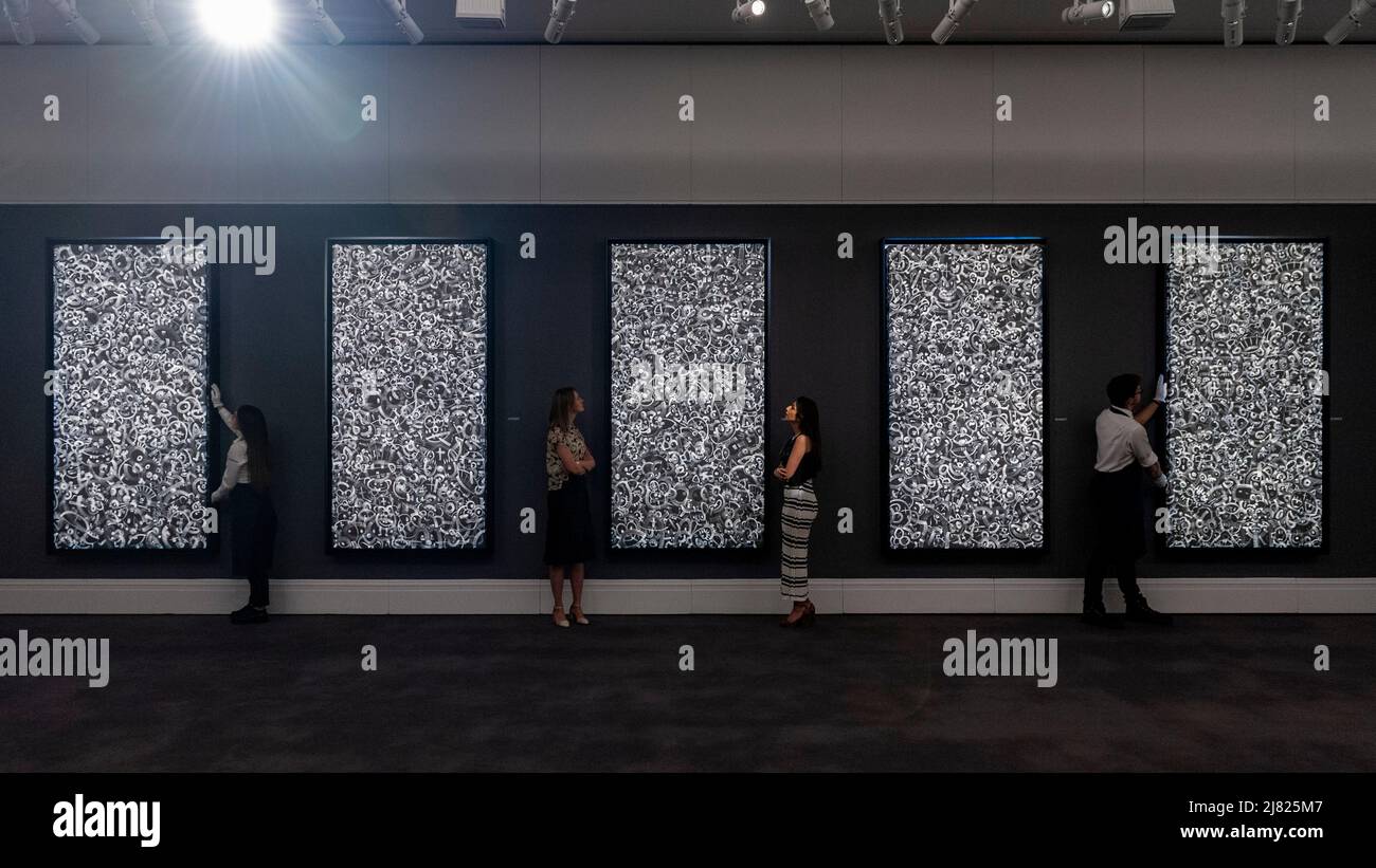 Londres, Royaume-Uni. 12 mai 2022. Un aperçu général de “peintures noir et blanc”, une première exposition aux galeries de Sotheby’s New Bond Street par le chanteur Robbie Williams et son partenaire créatif Ed Godrich. 14 œuvres à grande échelle sont sur le spectacle du 13 au 15 mai 2022 pendant le week-end de la Galerie de Londres et sont titrées après les noms populaires de femmes de la 1980s. Credit: Stephen Chung / Alamy Live News Banque D'Images