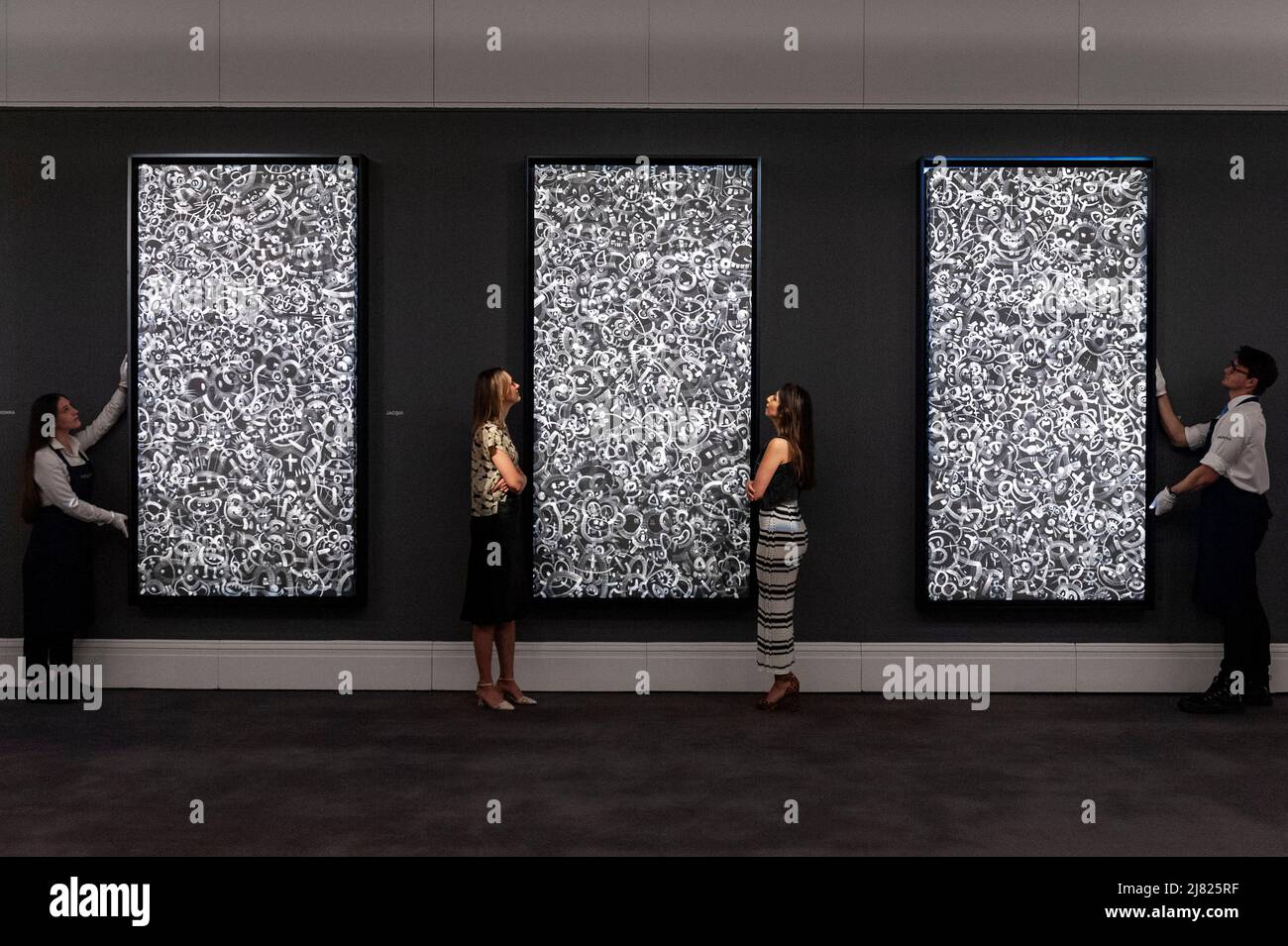 Londres, Royaume-Uni. 12 mai 2022. Un aperçu général de “peintures noir et blanc”, une première exposition aux galeries de Sotheby’s New Bond Street par le chanteur Robbie Williams et son partenaire créatif Ed Godrich. 14 œuvres à grande échelle sont sur le spectacle du 13 au 15 mai 2022 pendant le week-end de la Galerie de Londres et sont titrées après les noms populaires de femmes de la 1980s. Credit: Stephen Chung / Alamy Live News Banque D'Images