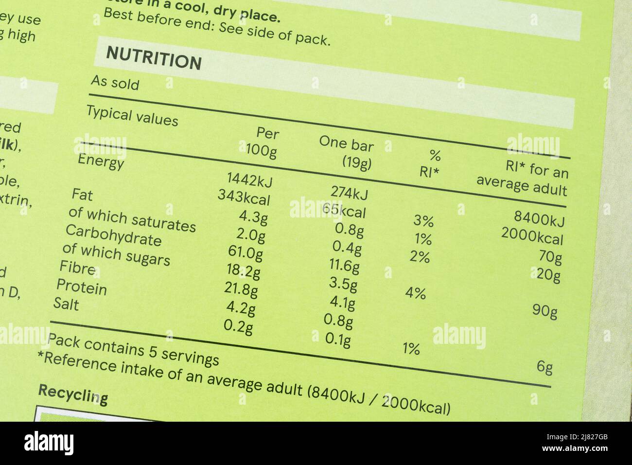 Gros plan sur l'étiquette de nutrition sur l'emballage en carton des barres de céréales de fruits de marque Tesco. Pour les en-cas, une alimentation saine ou une alimentation, l'industrie alimentaire britannique. Banque D'Images