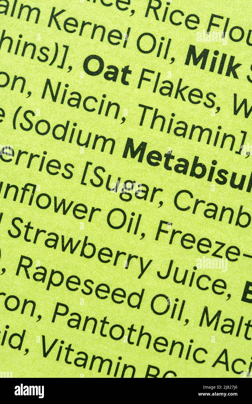 Macro shot alimentation / étiquette diététique sur paquet de barres de céréales de l'étiquette de Tesco 'fruits plus'. Pour les étiquettes d'ingrédients alimentaires, concept d'allergies alimentaires Banque D'Images