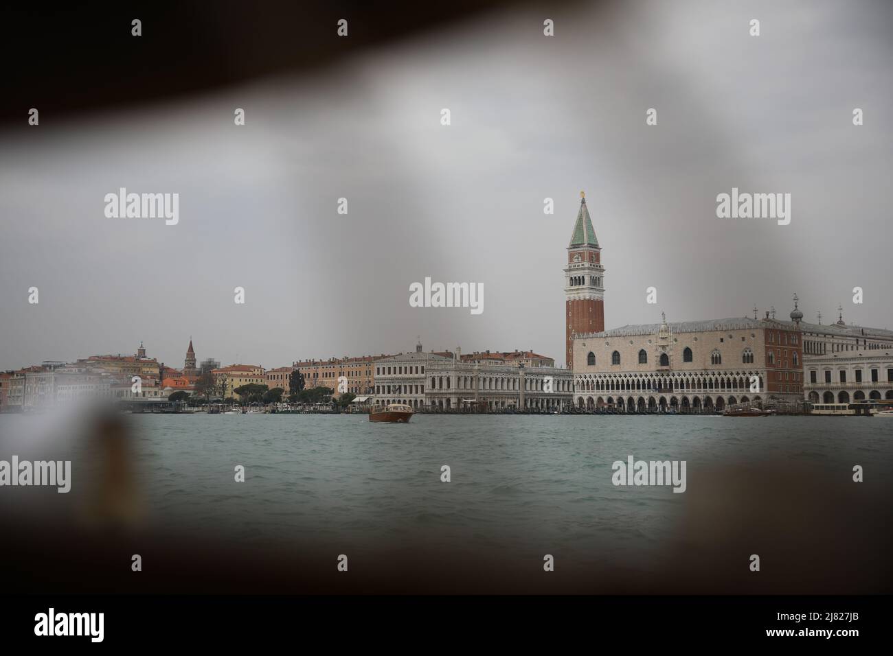 Vue sur Venise avec le Campanile St Marc depuis un bateau Banque D'Images