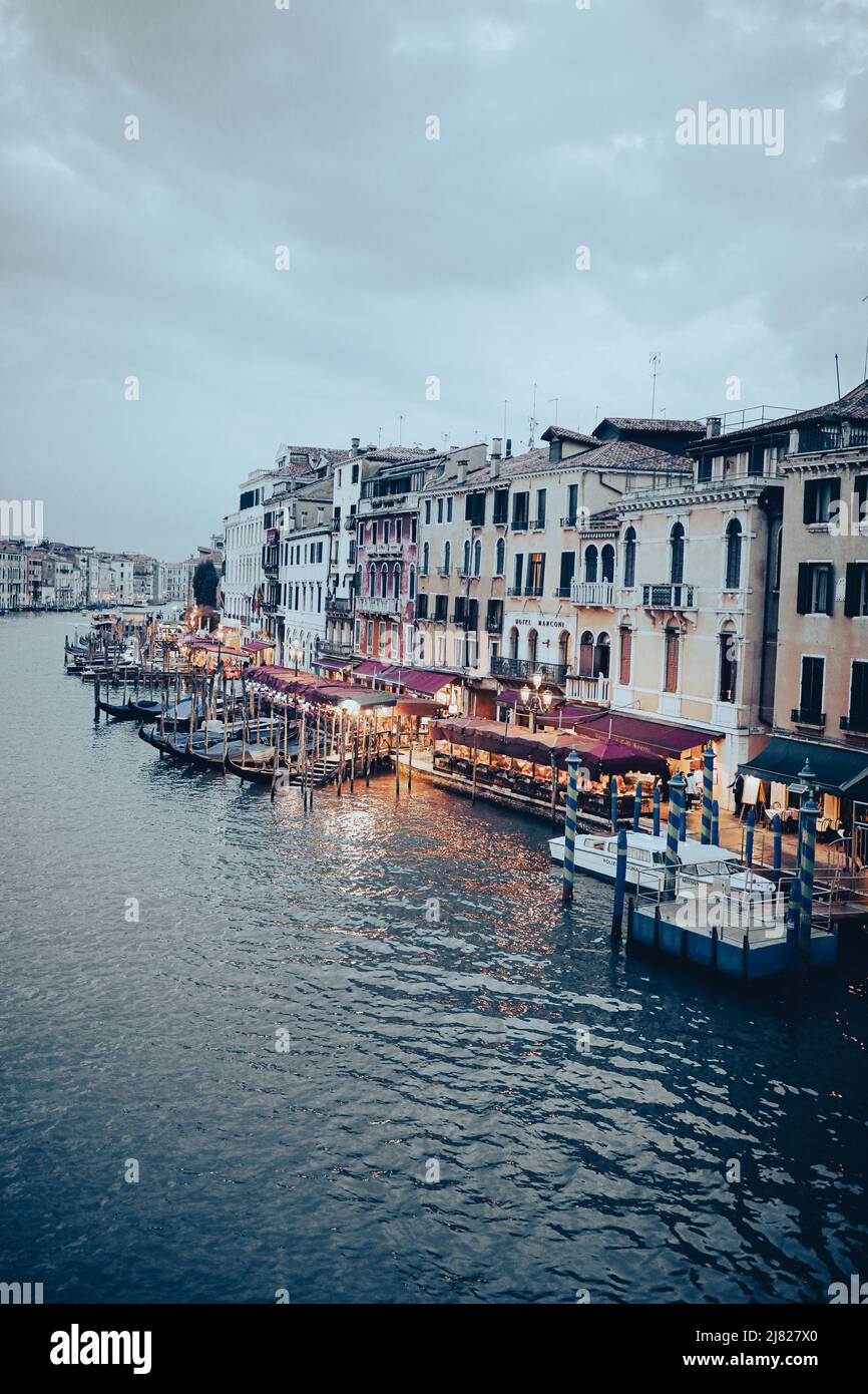 Vue sur le Grand Canal à Venise la nuit Banque D'Images