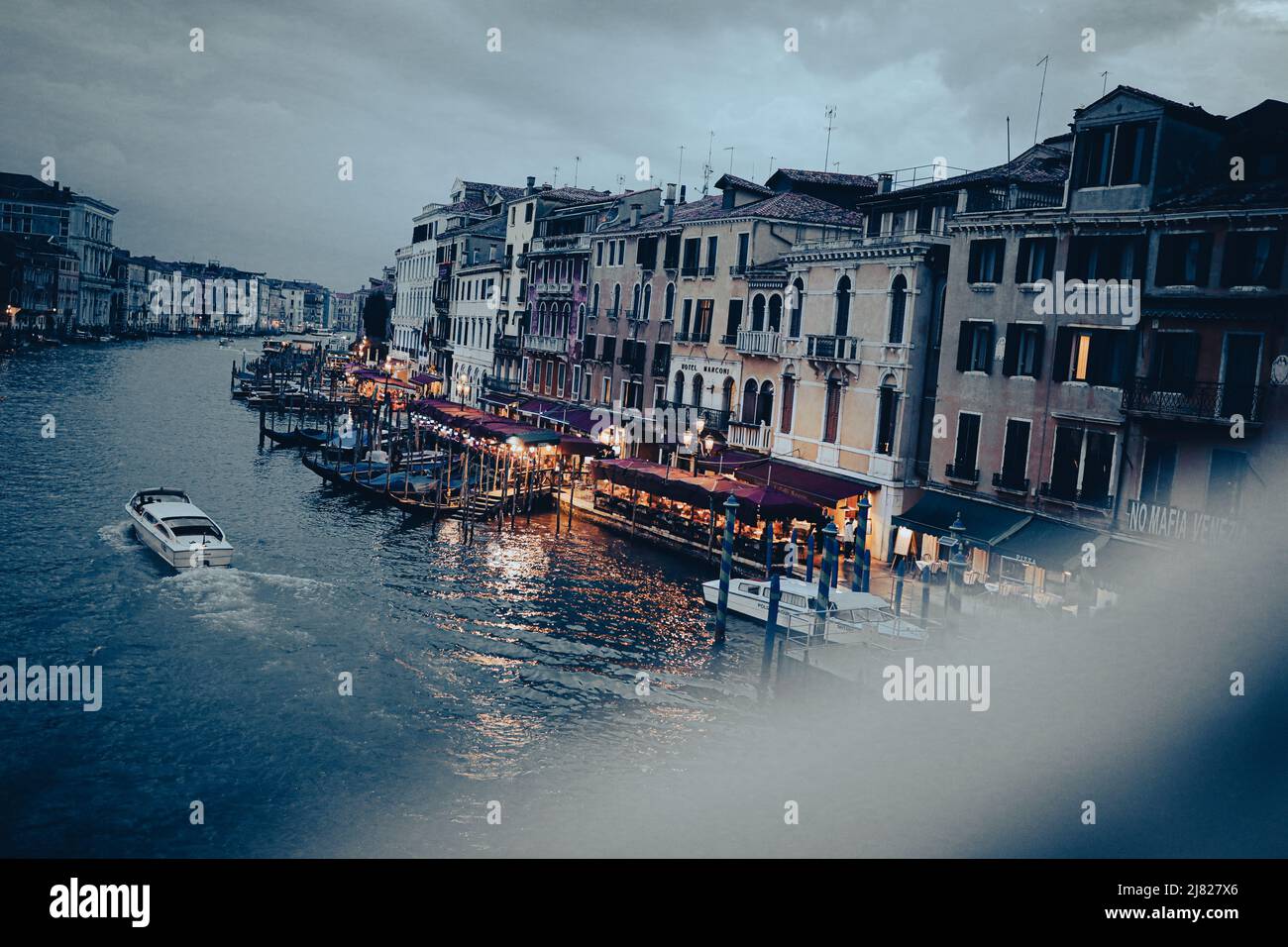 Vue sur le Grand Canal de Venise la nuit Banque D'Images