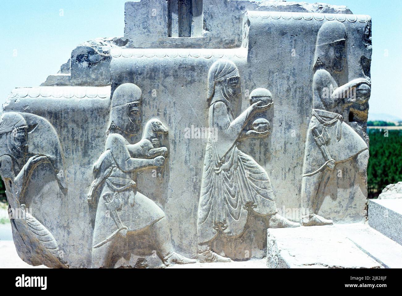 Persepolis, Iran - mur de relief montrant des serviteurs du parapet est de l'escalier sud dans la salle de Conseil située dans les ruines de l'ancienne ville de Persepolis, capitale cérémonielle de l'Empire des Achaemenid, dans la province de Fars, en Iran. Archiver l'image prise en 1976 Banque D'Images