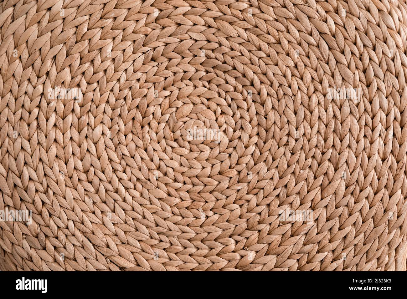 Texture abstraite en rotin. Arrière-plan avec large tissu de paille rond. Arrière-plan en jacinthe d'eau texturée. Banque D'Images