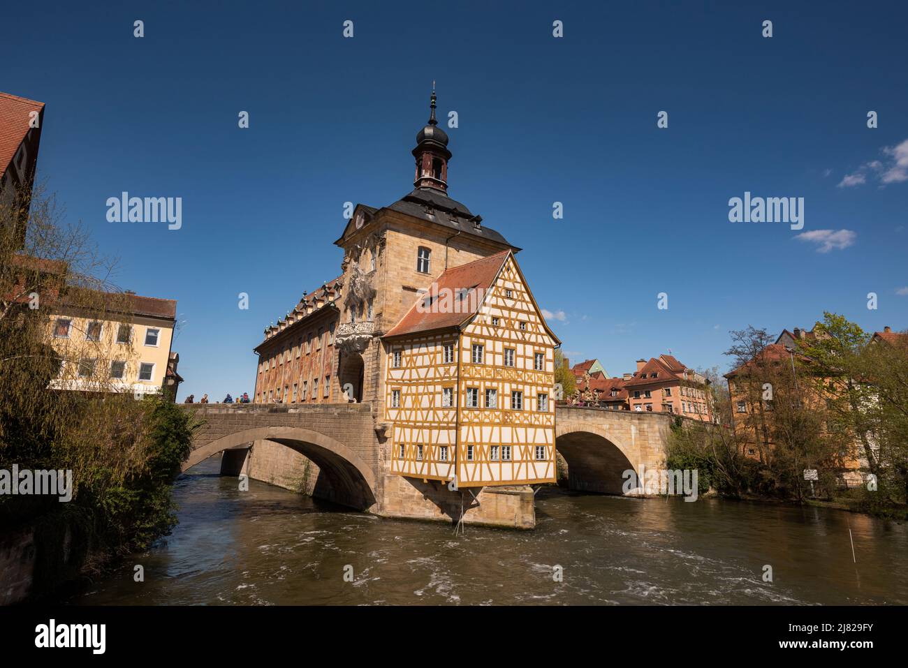 Vue sur la célèbre Altes Rathaus en bordure de la rivière main à Bamberg, en Allemagne Banque D'Images