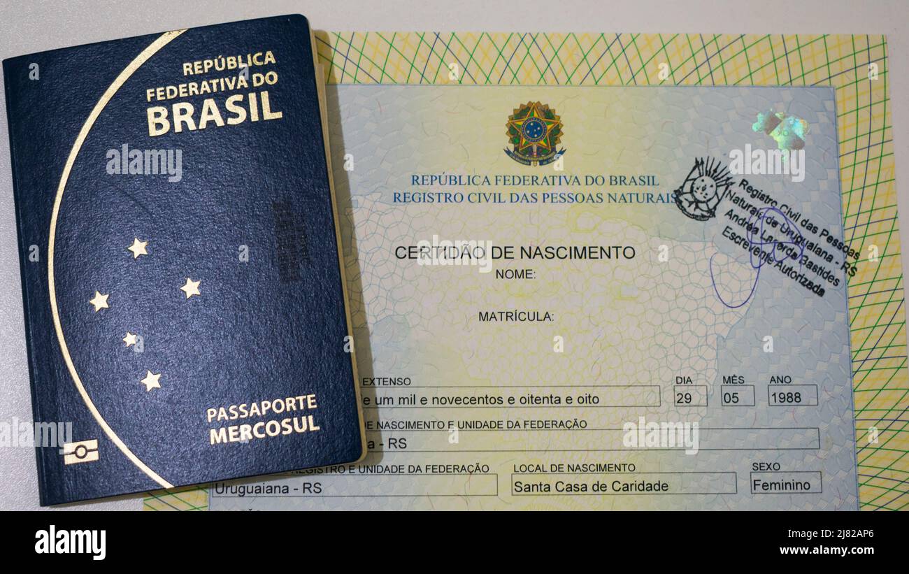 Passeport brésilien et certificat de naissance - données d'identification supprimées Banque D'Images