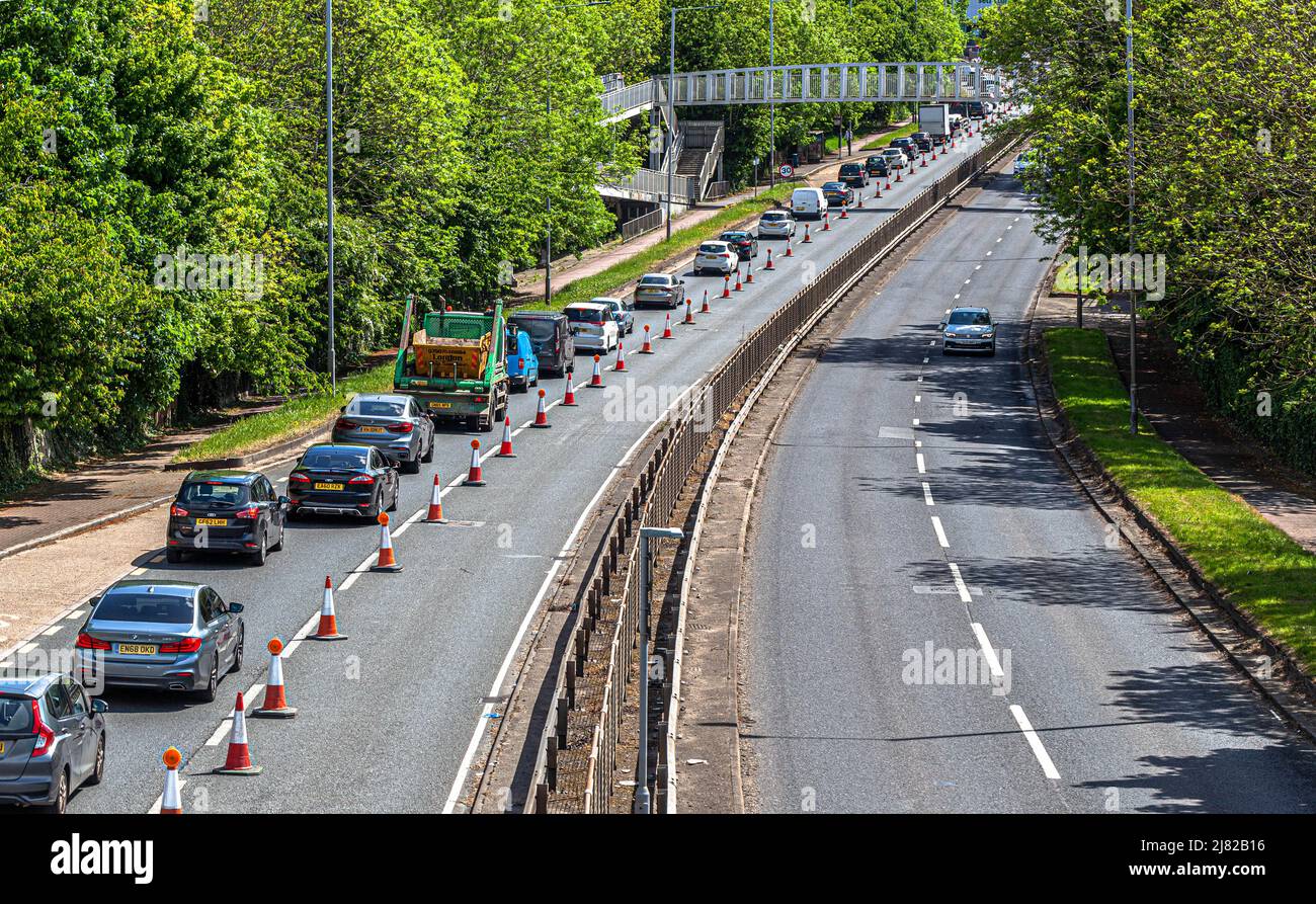 Longue file de véhicules bloqués dans la circulation d'un côté de la route à deux voies, A41 dans Apex Corner, Edgware Way, Angleterre, Royaume-Uni. Banque D'Images