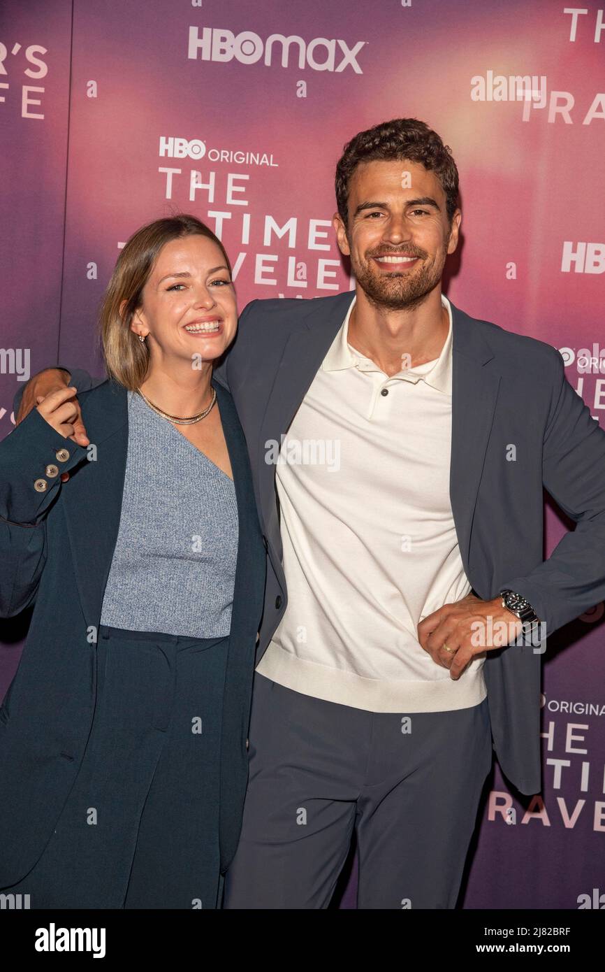 Theo James Et Ruth Kearney New York, États-Unis. 11th mai 2022. Ruth Kearney et Theo James assistent à  la première de la « femme du Time Traveler » d'HBO à la Morgan Library à  New York le