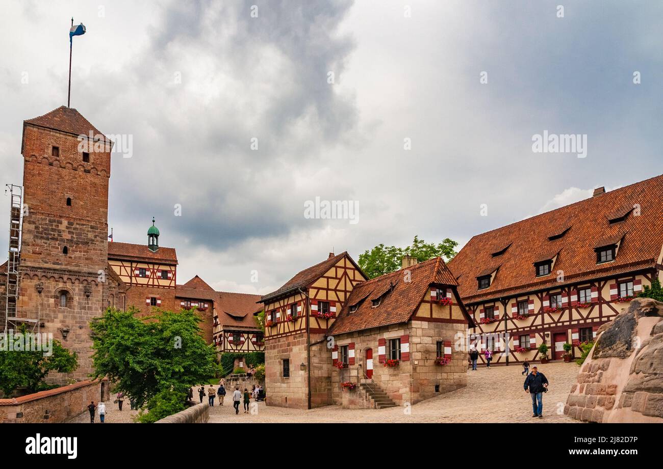 Belle vue panoramique sur la cour du Kaiserburg (château impérial) à Nuremberg avec Heidenturm (tour de Heathens), Kaiserkapelle (impériale... Banque D'Images