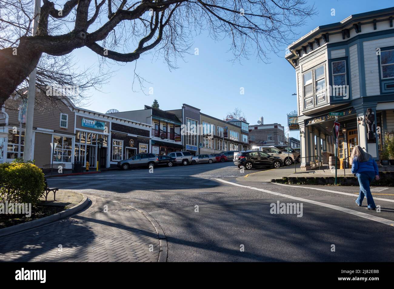 Friday Harbor, WA USA - vers novembre 2021 : vue des piétons traversant une intersection importante au cœur du centre-ville de Friday Harbor sur un soleil lumineux Banque D'Images