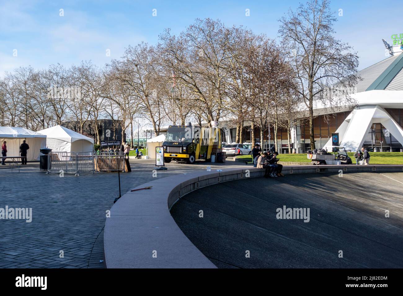 Seattle, WA États-Unis - vers mars 2022 : vue du camion alimentaire McDonald's près de la fontaine internationale dans le centre-ville de Seattle. Banque D'Images