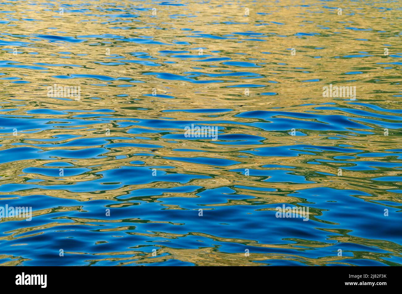 Surface de la mer avec reflets du soleil adaptés comme arrière-plan Banque D'Images