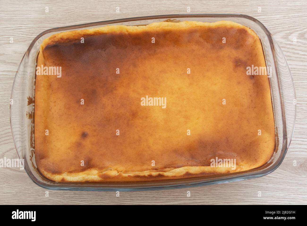 Gâteau breton à la prune dans un plat en verre Banque D'Images