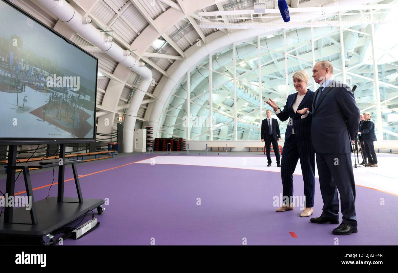 Sotchi, Russie. 11th mai 2022. Le président russe Vladimir Poutine avant est donné une visite des nouvelles installations sportives du Centre éducatif de Sirius par la directrice de la fondation Yelena Shmeeva, avant une réunion du Conseil d'administration, le 11 mai 2022 à Sotchi, Russie. Credit: Mikhail Metzel/Kremlin Pool/Alamy Live News Banque D'Images