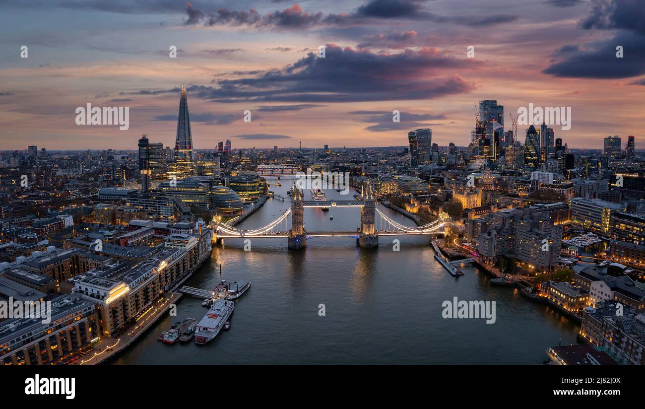 Vue aérienne du Tower Bridge illuminé et de Londres Banque D'Images