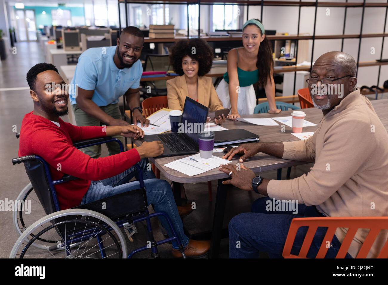 Portrait de conseillers multiraciaux souriants, hommes et femmes, dans la salle de réunion pendant la réunion Banque D'Images