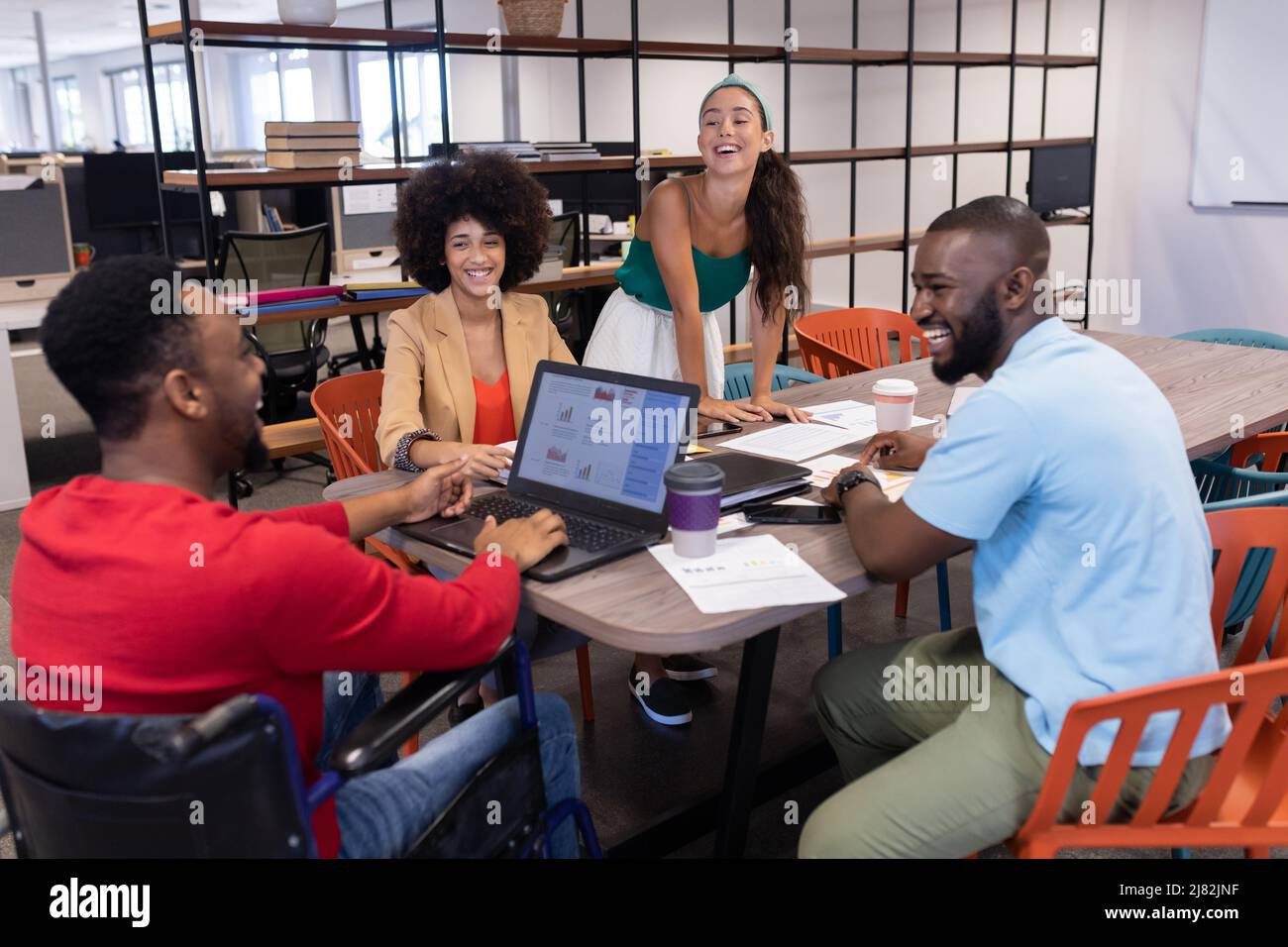 Jeunes conseillers hommes et femmes joyeux en réunion lors de la réunion dans un lieu de travail moderne Banque D'Images