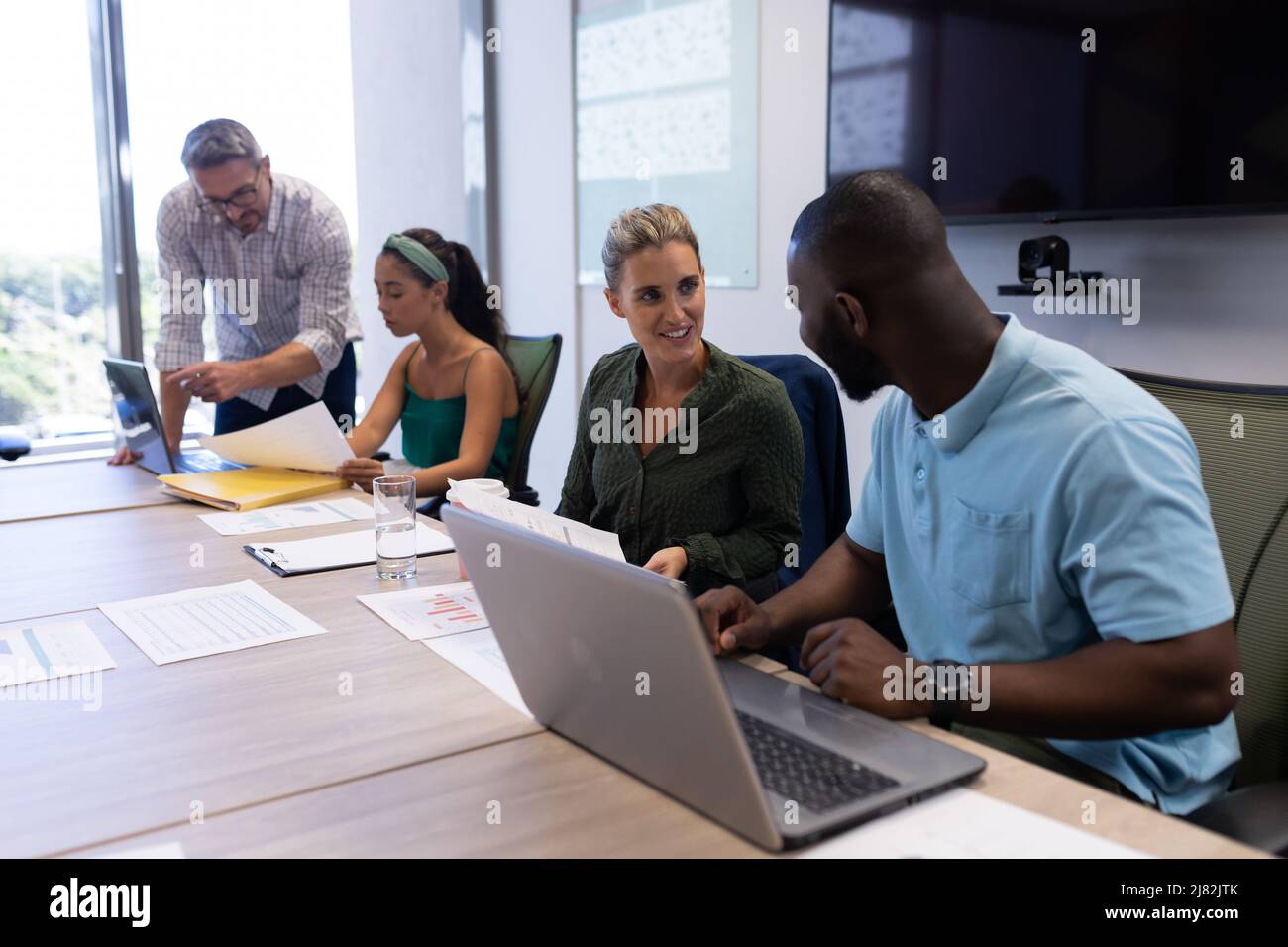 Les femmes d'affaires et les hommes d'affaires multiraciaux planifient une stratégie lors d'une réunion de conseil sur le lieu de travail Banque D'Images