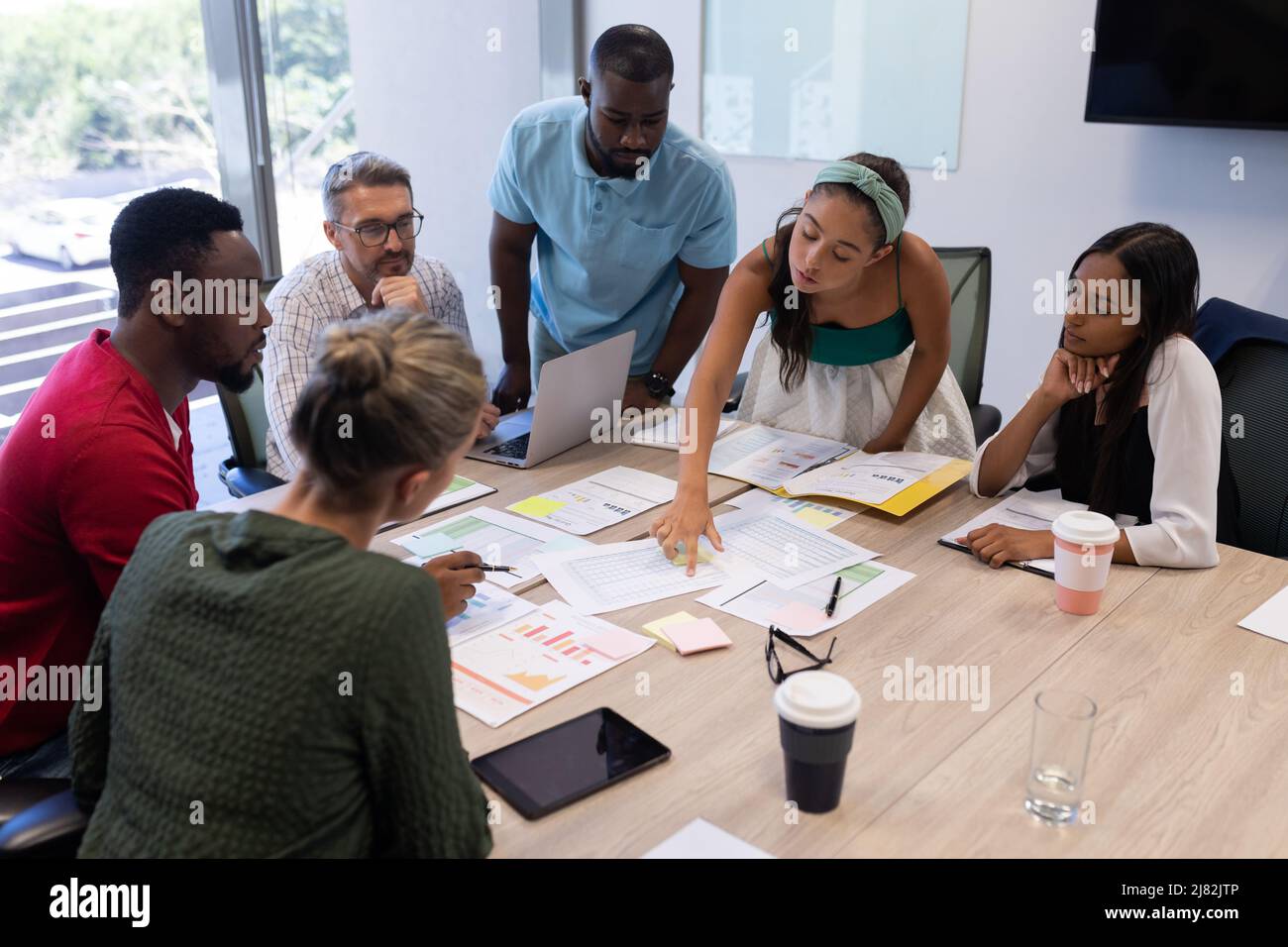 Les conseillers multiraciaux discutent de la stratégie à la table de conférence dans la salle de conférence pendant la réunion Banque D'Images