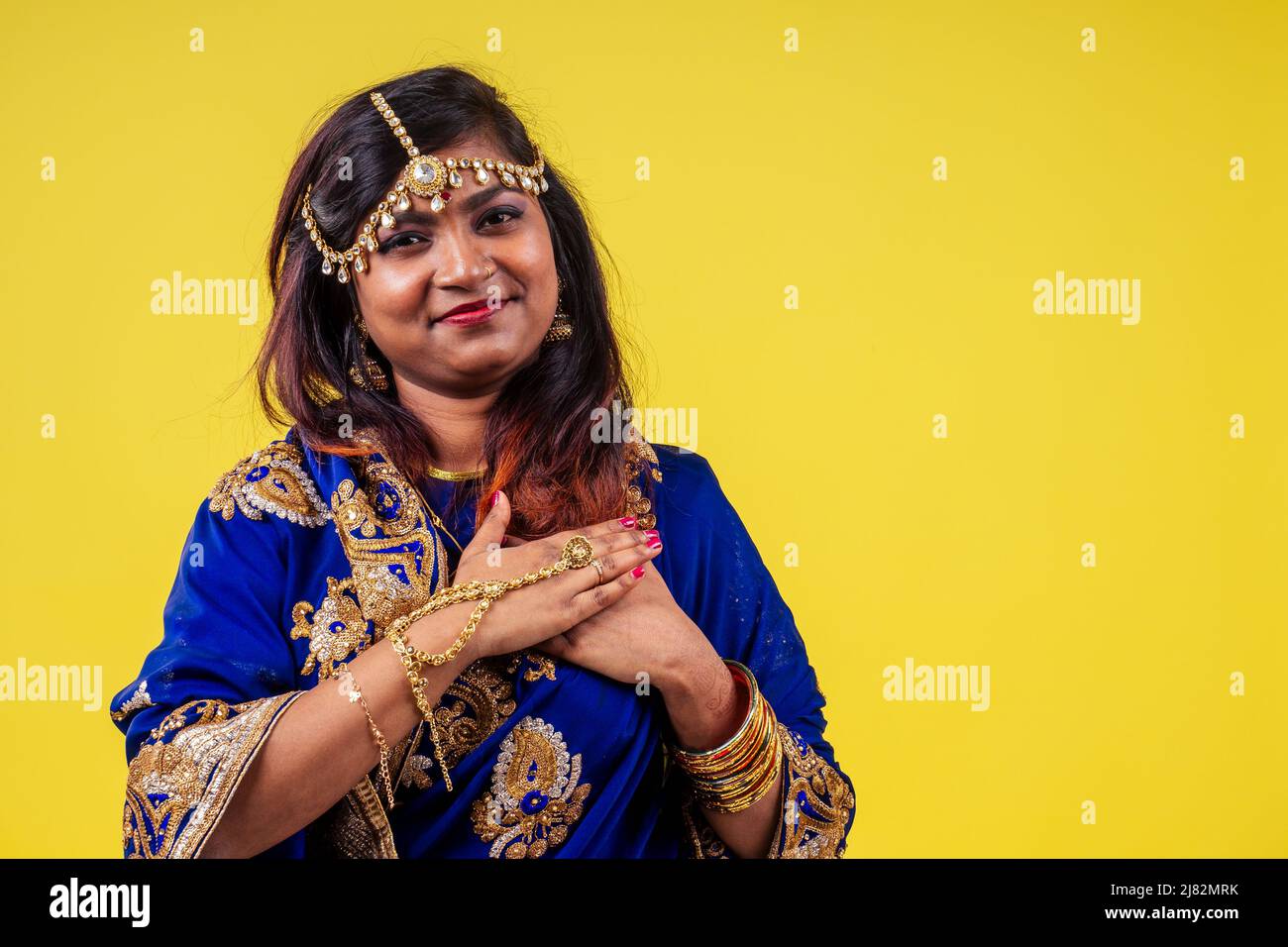 belle tradition indienne femme robe bleu saree prières bougie heureux diwali lumière studio fond blanc Banque D'Images