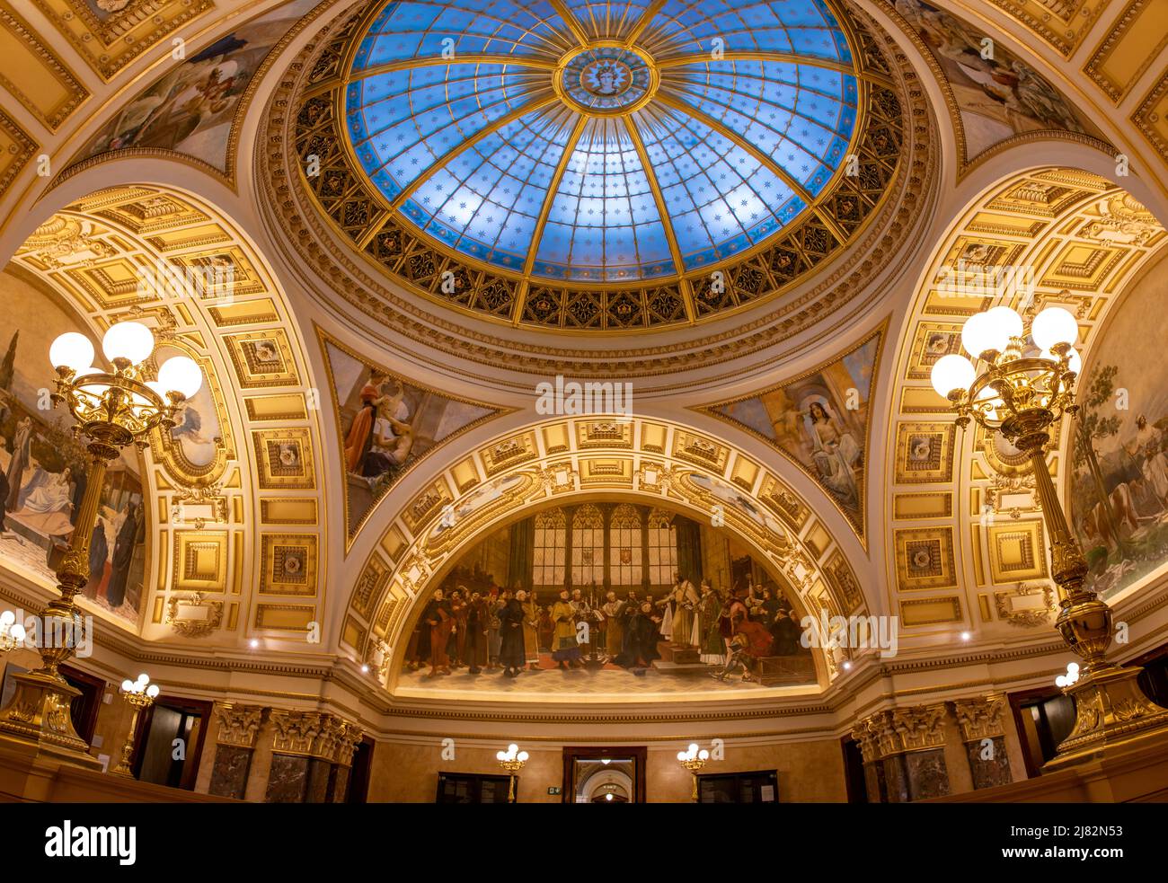 PRAGUE, TCHÉQUIE, JANVIER 26 2022, plafond décoratif avec une coupole de verre à l'intérieur du Musée national de Prague. Banque D'Images