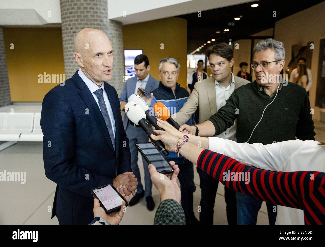 2022-05-12 13:39:39 LA HAYE - Ernst Kuipers, ministre de la Santé, du bien-être et des Sports, s'adresse à la presse à la Chambre des représentants. L'opposition est en colère contre le conflit financier que le ministère de la Santé a eu avec les hôpitaux pendant la pandémie de corona au sujet de l'expansion des lits dans les unités de soins intensifs. ANP SEM VAN DER WAL pays-bas sortie - belgique sortie Banque D'Images