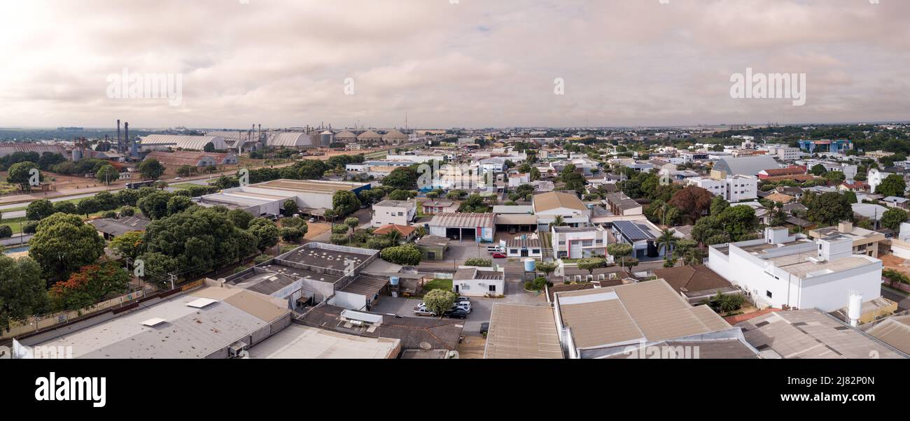 Vue aérienne par drone de la ville de Sorriso, des bâtiments, des maisons et de la route BR 163 le jour d'été nuageux, Amazone, Mato Grosso, Brésil. Concept de paysage urbain Banque D'Images
